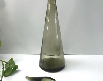 Decantador tipo botella Genie de la década de 1960, fabricado en Empoli, color gris humo, soplado a mano en molde, de 19 pulgadas, con tapón original.