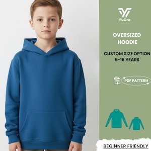 Puede incluir: Un joven con una sudadera con capucha azul turquesa de gran tamaño con un bolsillo delantero. La imagen incluye texto: "YuCra", "Oversized Hoodie", "Custom Size Option 5-16 Years", "PDF Pattern" y "Beginner Friendly".