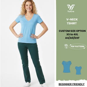 Puede incluir: Una mujer con una camiseta azul claro con cuello en V y pantalones verde oscuro. La imagen incluye el texto "V-NECK TSHIRT" y "CUSTOM SIZE OPTION XS to 4XL". También hay un patrón PDF disponible.