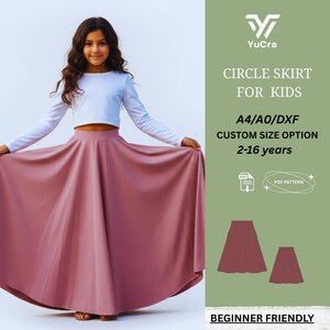 Puede incluir: Una persona joven con un top blanco de manga larga y una falda circular rosa polvoriento. La imagen incluye el texto "CIRCLE SKIRT FOR KIDS" y "2-16 años". La falda es un diseño amplio y fluido.