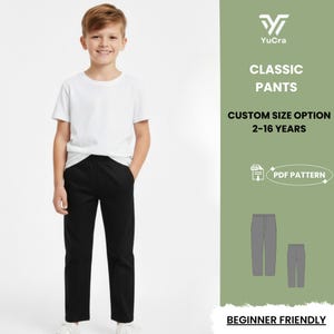 Op de afbeelding: Een kind draagt een wit T-shirt en een zwarte broek. De afbeelding bevat de tekst "Classic Pants" en "Custom Size Option 2-16 Years". Het ontwerp is "Beginner Friendly" en beschikbaar als PDF-patroon.