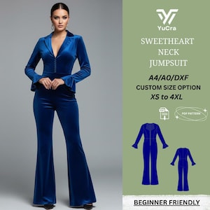 Könnte beinhalten: Eine Frau präsentiert einen leuchtend blauen Samt-Jumpsuit mit Sweetheart-Ausschnitt und ausgestellten Hosen. Das Bild enthält einen Text mit "SWEETHEART NECK JUMPSUIT" und Größenoptionen von XS bis 4XL. Das Design ist "BEGINNER FRIENDLY".