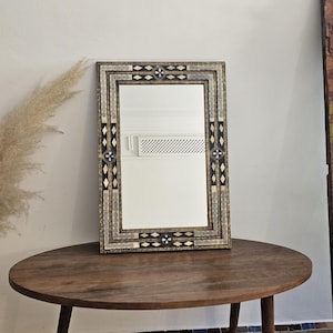 Könnte beinhalten: Handgefertigtes Holzschild mit dem Wort "Welcome" in verspielter Schrift. Das Schild ist weiß lackiert mit einem Used-Look und einem kleinen dekorativen Herz. Geeignet für den Innen- und Außenbereich.