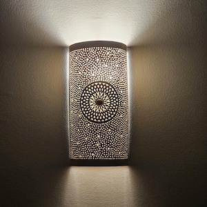 Aplique de pared de latón marroquí: lámpara perforada hecha a mano