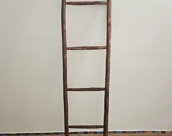 Escalera de madera decorativa: una elegante solución para guardar toallas