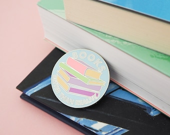 Libros: Pin esmaltado "Mejor que la realidad" - Regalo para amantes de los libros en tonos pastel