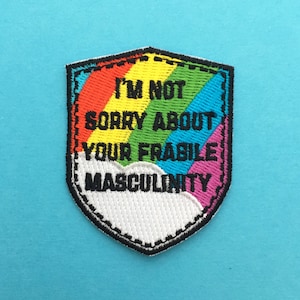 No me arrepiento de tu frágil masculinidad. Parche termoadhesivo de arcoíris brillante. Parche bordado. Parche feminista. Accesorios feministas Killjoy