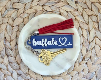 Llavero con forma de corazón de búfalo, dije para bolso azul y blanco / Ideas de regalo para fanáticos del fútbol o el hockey