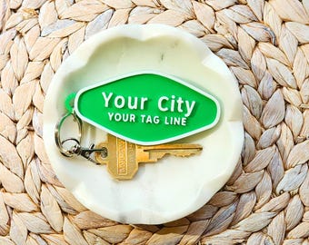 Llavero personalizado de tu ciudad natal: señal interestatal retro de EE. UU., eslogan personalizado