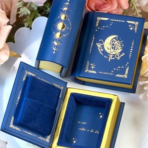 Boîte à bagues livre en or écrit dans les étoiles, boîte à bijoux en forme de livre, support de bague de fiançailles pour proposition unique, cadeau livresque livre de contes, céleste