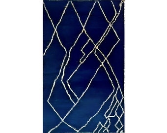 Tapis Artisanal Azur en Laine Tissée à la Main 250x150 cm | Bleu Profond et Motifs Blancs | Design Beni Ourain