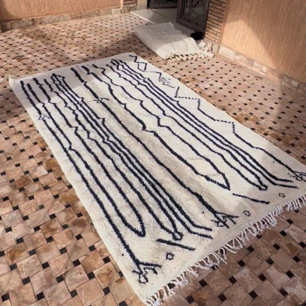 Tapis Tribal Echoes en Laine Artisanale 250x150 cm | Blanc Cassé et Bleu | Design Berbère Moderne