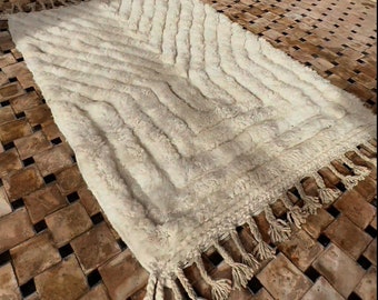 Tapis Blanc en Laine Naturelle 'Petit Charme' Fait Main |Fabrication Artisanale Marocaine| Tailles Multiples 8'x10,' 9'x12', 3'x5', 12x15 ft