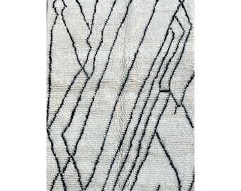 Tapis Berbère Blanc et Noir Graphique en Laine "Linear Echoes" 250x150 cm| 8.2x5FT | Motifs Zigzag Noir et Ivoire | Artisanat Traditionnel