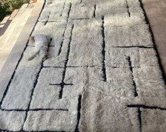 Tapis 'Labyrinthe de Laine' | Contraste Noir et Blanc | Fabrication Artisanale Marocaine | Grandes et Petites Tailles