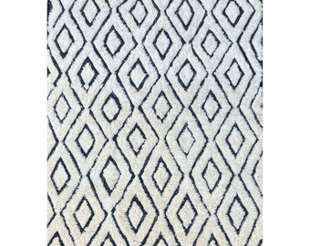 Tapis Artisanal Noir et Blanc en Laine "Atlas Echoes" 300x200 cm | Motifs Losanges Noir et Blanc | Fabriqué au Maroc