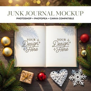 Puede incluir: Maqueta de diario abierto con el texto "Your Design Here" en cada página, rodeada de adornos navideños, un regalo envuelto y ramas de pino. La escena incluye bolas doradas y rojas, un corazón blanco y un copo de nieve.