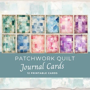 Puede incluir: Doce tarjetas de diario imprimibles con un diseño de colcha de retazos en varios colores, incluidos azul, verde, rosa y morado. Las tarjetas están enmarcadas con un borde blanco desgastado. El texto "Patchwork Quilt Journal Cards" y "12 Printable Cards" se muestra debajo de las tarjetas.
