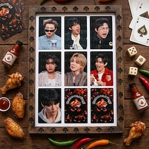 Peut inclure: Un cadre en bois rectangulaire contenant une grille de neuf photocartes représentant les membres du groupe BTS. Les cartes montrent diverses expressions faciales, entourées de bouteilles de sauce piquante, d'ailes de poulet, de cartes et de dés.