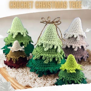 Może przedstawiać: Szydełkowe choinki w różnych odcieniach zieleni, brązu i bieli. Drzewka mają warstwowy design z falistą krawędzią. Tekst "CROCHET CHRISTMAS TREE" jest wyświetlany u góry obrazu. Niektóre drzewka mają złoty sznurek do zawieszenia.