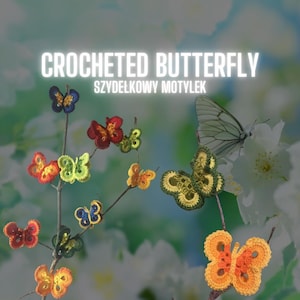 Peut inclure: Des papillons en crochet de différentes couleurs, dont le rouge, le jaune, le vert et le bleu, sont affichés sur une branche avec des fleurs blanches en arrière-plan. Le texte "CROCHETED BUTTERFLY" et "SZYDŁKOWY MOTYLEK" est affiché en haut de l'image.