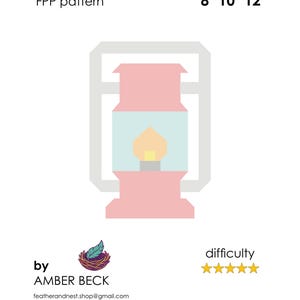Pode incluir: Um padrão FPP digital intitulado LANTERN com uma ilustração gráfica de uma lanterna em rosa, azul claro e amarelo. O texto inclui os tamanhos 8" 10" 12", por AMBER BECK, um logótipo de ninho, uma dificuldade de cinco estrelas e contacto.