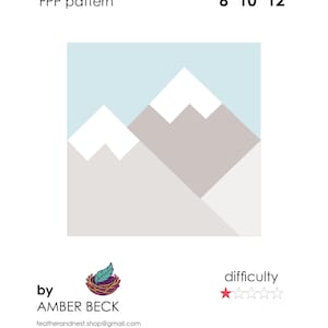 Peut inclure: Un patron FPP Mountain par Amber Beck avec une illustration graphique de deux sommets enneigés sur un ciel bleu clair. Le texte indique les tailles 8" 10" 12", un niveau de difficulté d'une étoile et l'adresse featherandnest.shop.