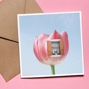 Carte Postale Fleur Maison | Illustration Surréaliste Tulipe avec Fenêtre | Carte Artistique Poétique Fait Main Décor Mur Floral