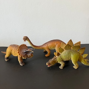 Set vintage di tre grandi dinosauri in gomma giocattolo in plastica Jurassic Dinosaur Figurine Dino Figure 1978