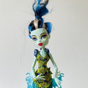 Monster High Great Scarrier Reef Glowsome Ghoulfish Frankie Stein Collectible Toy Doll