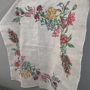Vintage Floral 100% Linen Cottagecore Table Cloth Tablecloth Collectible Textile Upcycle Fabric 34 x 34 inches