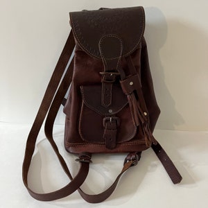 Bolso estilo hippie de piel con detalles en relieve, estilo mochila de los años 70