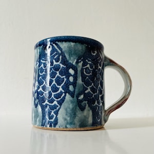 Taza de café/té grande de cerámica vintage pintada a mano con peces