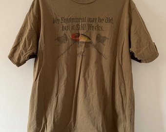 Vintage Bass Pro camiseta Mi equipo puede ser viejo pero todavía funciona talla XL camisa de pesca