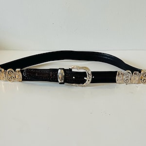 Ceinture noire en cuir Brighton des années 1990 avec détails floraux en métal argenté taille 38 Ceinture de cow-girl de style occidental Yeehaw