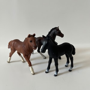 Vintage Rentner Schleich weibliche Fohlen Pferd Modell Spielzeug Figur Set von drei Tierfiguren Spielzeug Pferde Imaginäres Spiel Made in Germany