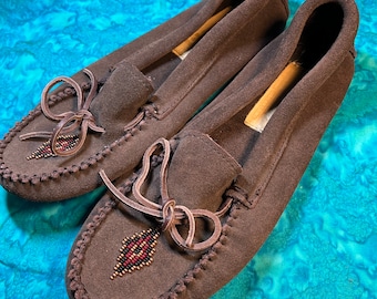 Manitobah Mukluks Canoe Beaded Brown Moccasins Unlined Suede Soles with Turtle Design Made In Canada Vibram Sole Women's Size 7 Men's Size 5