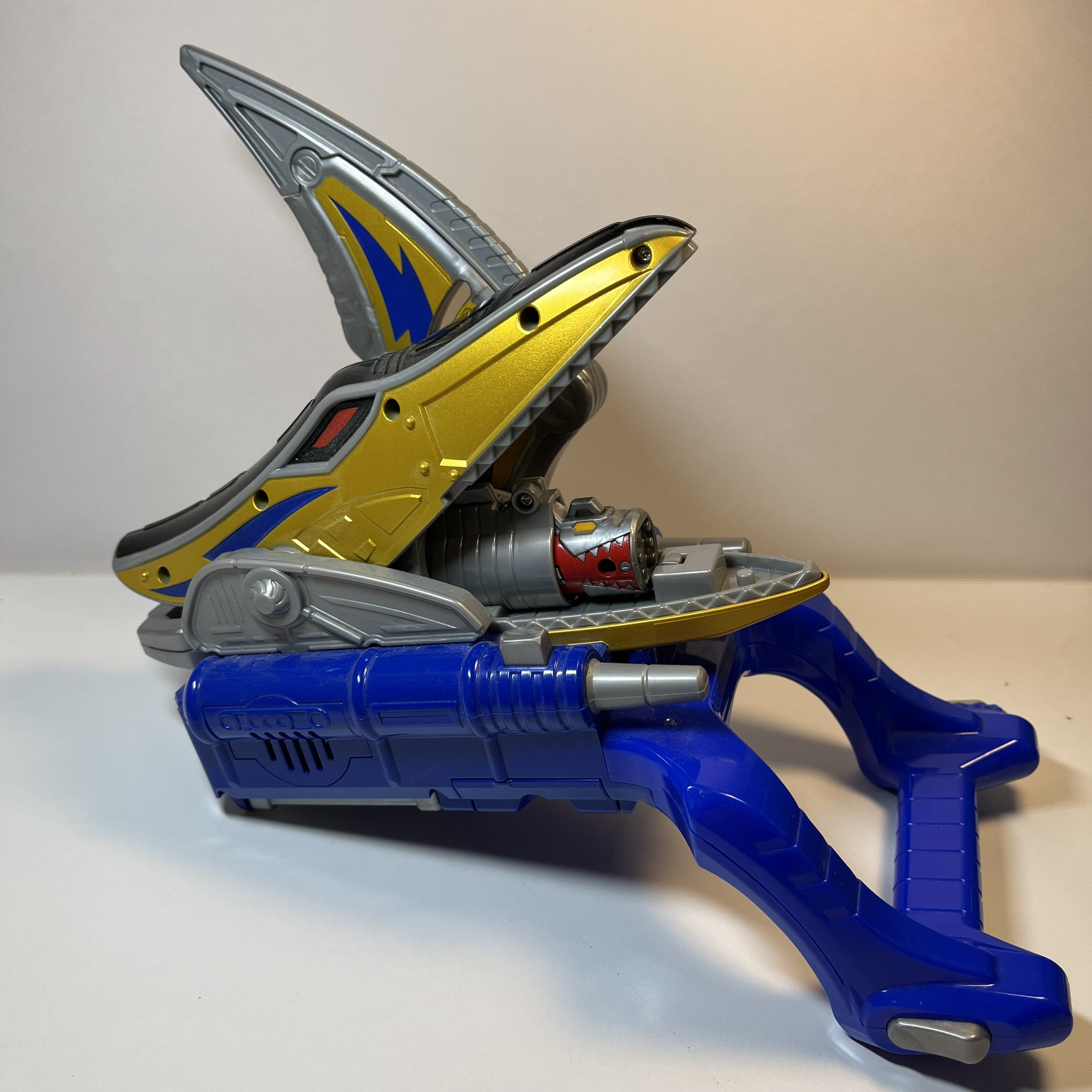 Power rangers dino charge gold ranger morpher 2025