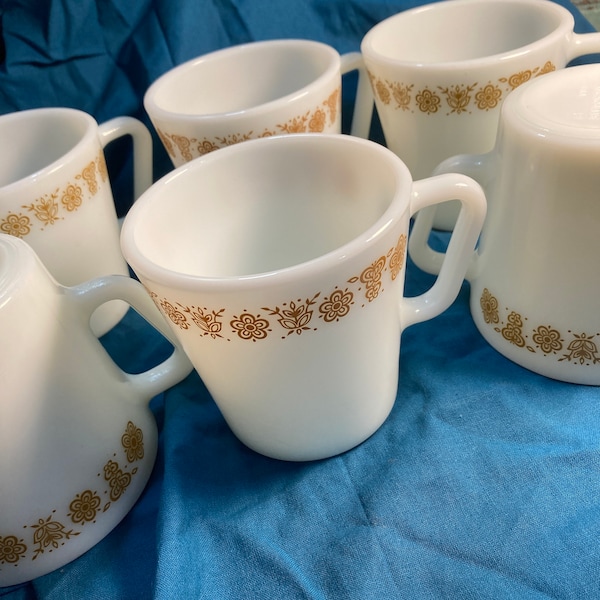 Vintage Pyrex Schmetterling Gold Kaffeetasse Tassen Tassen Milchglas Retro Küche Kitchenalia