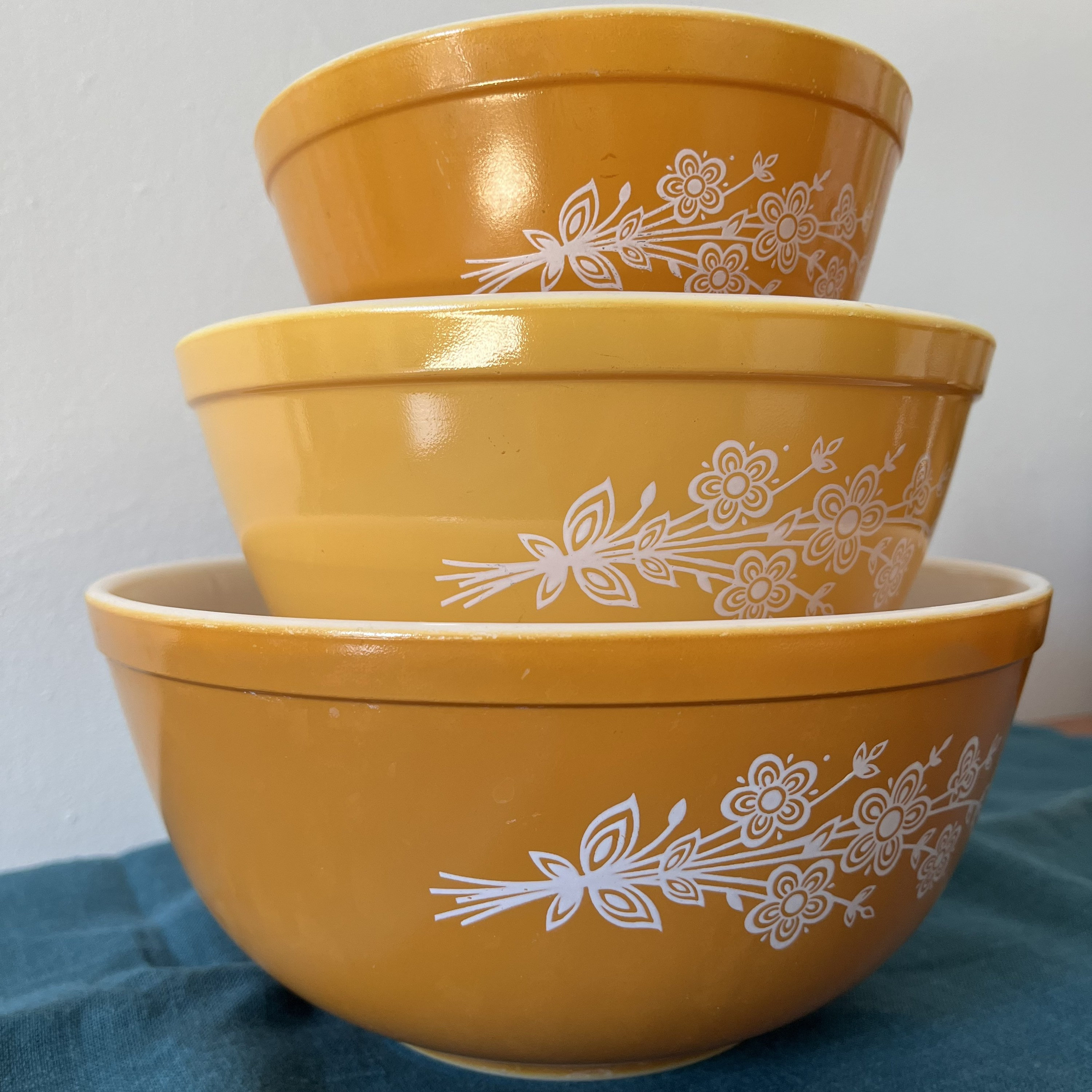 Pyrex - バタフライゴールドのセット Vintage Pyrex Butterfly Gold Pyrex Mixing Bowl Set of 3 New