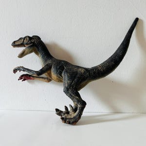 Figura de dinossauro articulada vintage Velociraptor Jurassic Park III 3 2001 Hasbro com pele de borracha