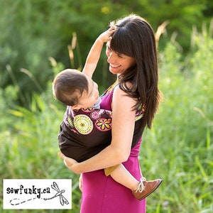 Sewfunky Designer Anel Ajustável Sling Carnaval Bloom em Espresso Sarja de Algodão Orgânico Baby Sling Babywearing