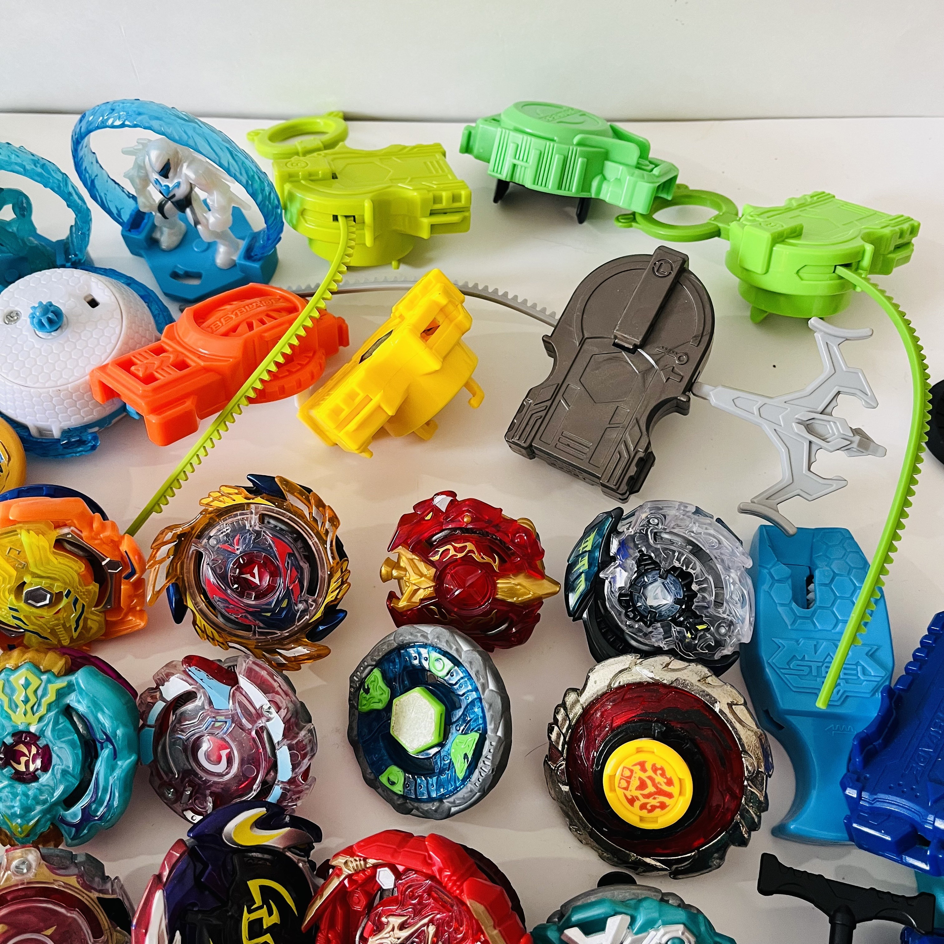 Vintage Bey Blade Collectible Toys Beyblade Mixed Lot Tops Tomy  display picture 1