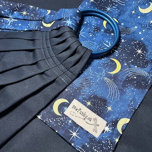 Sewfunky Designer Adjustable Ring Sling Moonchild en azul marino de algodón orgánico sarga sarga baby sling babywearing