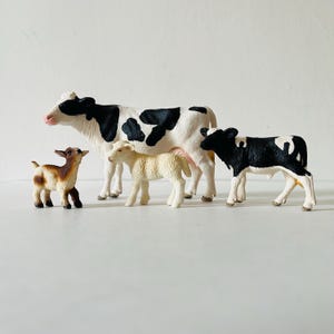 Schleich Schwarz und Weiß Holstein Milchkuh Kalb mit Zicklein und Ziege und Lamm Bauernhof Tiere Imaginäres Spiel Kunststoff Kuh Tier Figur