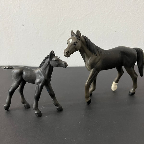 Safari WS Araber Stute und Fohlen Modell Spielzeug Figur Kunststoff Pferde Imaginary Play Diorama Pferd