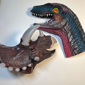 Marionnette à main de dinosaure Velociraptor VS Triceratops Jouets, Marionnettes à main d’animaux avec bouche mobile, Jurassic World Dino Figurine