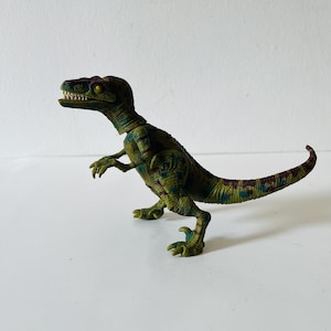 Vintage Jurassic Park Green Velociraptor Raptor Collectible Plastic Toy Dino Dinosaur JP3