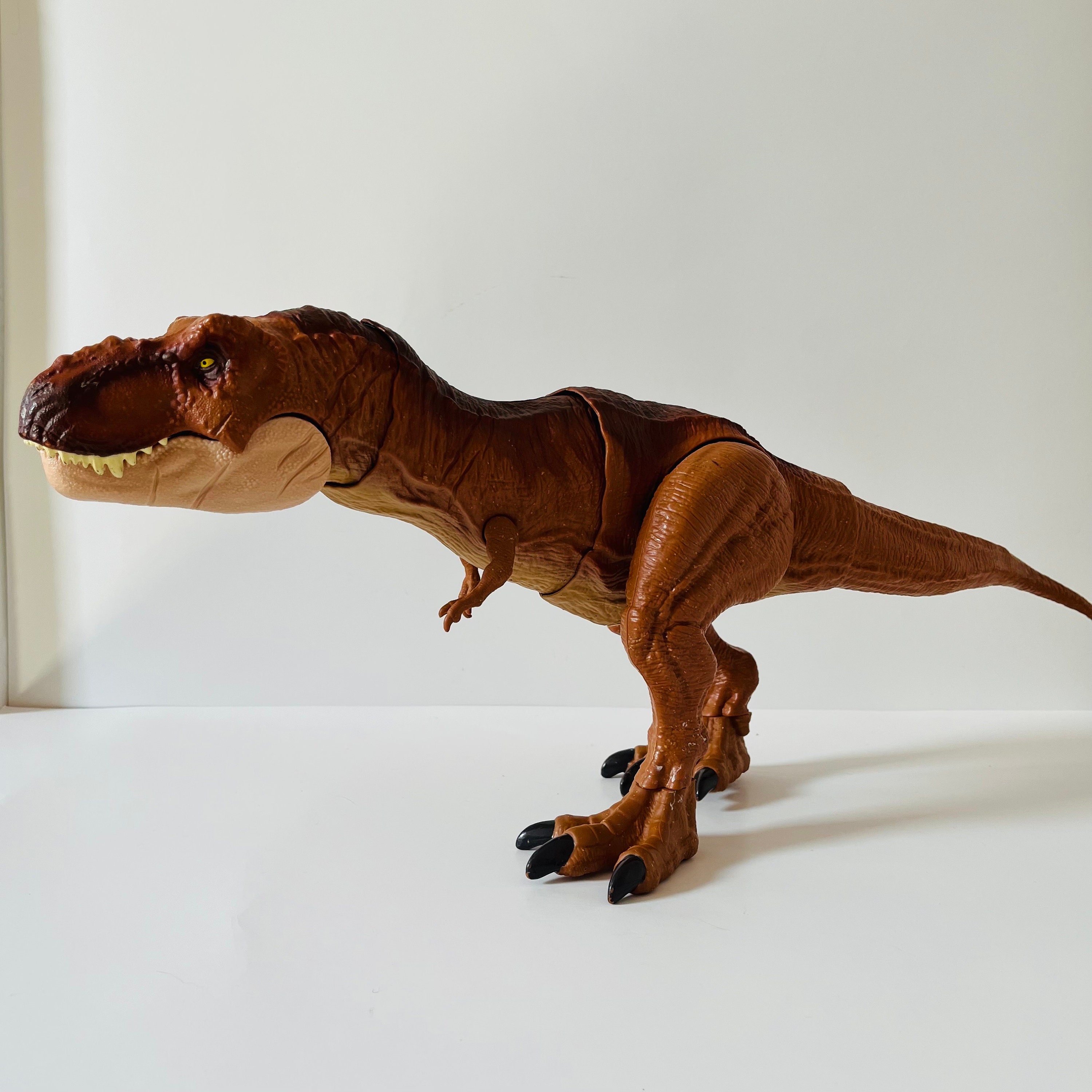 Figura de Ação - Jurassic World - Tyrannosaurus Rex - Thrash 'N Devour - 25  cm - Mattel