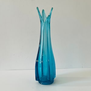Vintage 1970&#39;s Mid-Century Modern Blue L.E. Smith Simplicity 4 Finger Swung Vase  Vase  13.25 inches tall